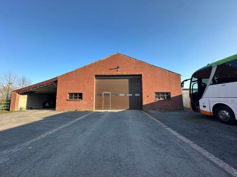 Magazijn van ca. 800 m² te huur in Bellegem. Het magazijn is gelegen in de Kreupelstraat, een zijstraat van de Doornikserijksweg in Bellegem. Dit maga