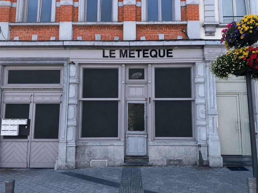 Prix: 1100 euros/ mois, deux mois de caution. <br />
<br />
Bâtiment multi-usage comprenant: <br />
<br />
Rez: une grand surface commercial en av