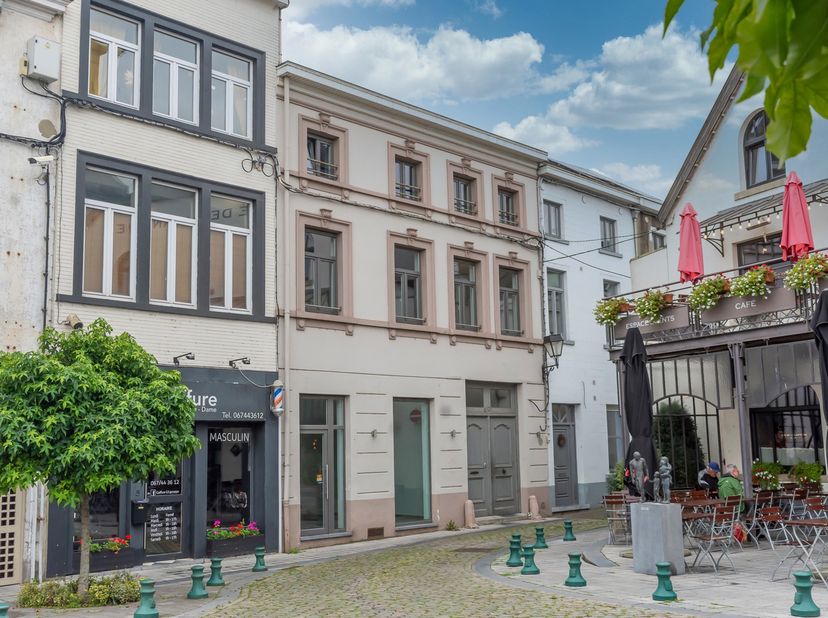 Bel emplacement commercial d'environ 70 m&amp;sup2; avec caves en plein centre de Genappe.<br />
Sis au rez-de-chaussée d'un immeuble mixte, cet espace co