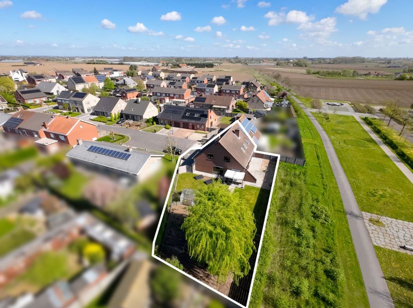 Op zoek naar ruimte, comfort en een rustige ligging? Dan is deze instapklare halfopen woning met zonnige tuin in Staden beslist een bezoek waard.<br /