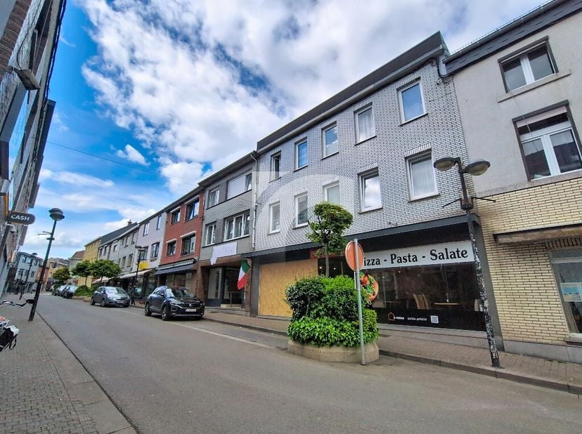 KELMIS rue de lEglise, 30: Un immeuble mixte au coeur du dynamique village de la Calamine : immeuble avec 2 rez-commerciaux libres et 2 appartements a