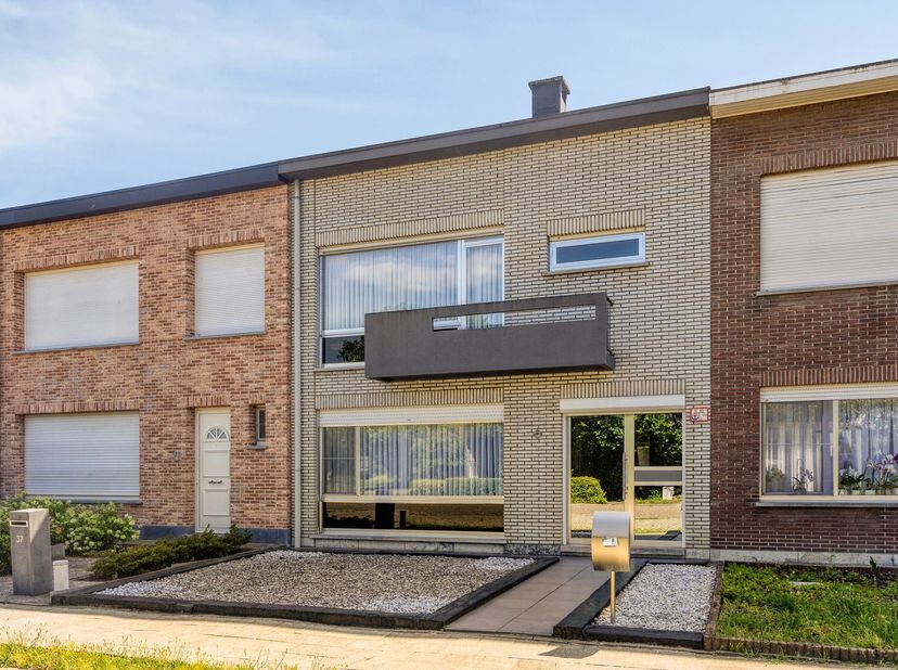UITSTEKEND ONDERHOUDEN EN GEZELLIGE WONING 179M² MET 3 SLAAPKAMERS EN ZUIDWEST-GEORIËNTEERDE TUIN.<br />
 Ligging in een rustige en kindvriendelijke