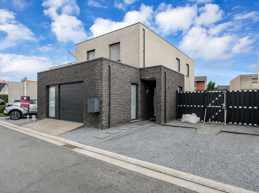 Sommige woningen voelen vanaf het eerste moment gewoon juist aan. Deze moderne vrijstaande woning combineert een doordachte indeling, kwalitatieve afw