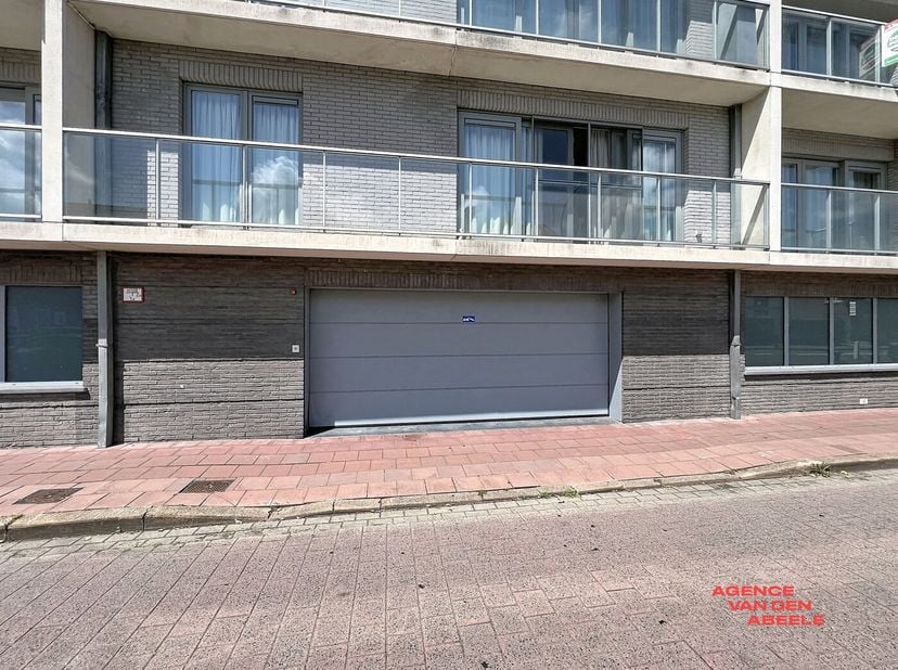Deze inpandige garagebox bevindt zich in een ruim en afgesloten complex in de Residentie Belise te Brugge. De ligging zorgt voor extra veiligheid en p