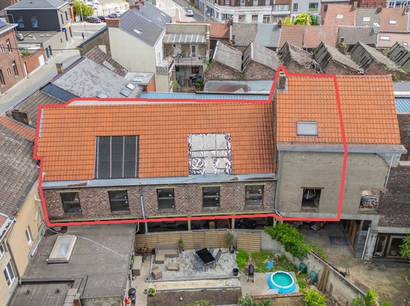 Easyhome Immobilier heeft het genoegen u dit uitzonderlijke pand van 316 m² voor te stellen, gelegen aan het Wilsonplein in Châtelineau, als onderdeel