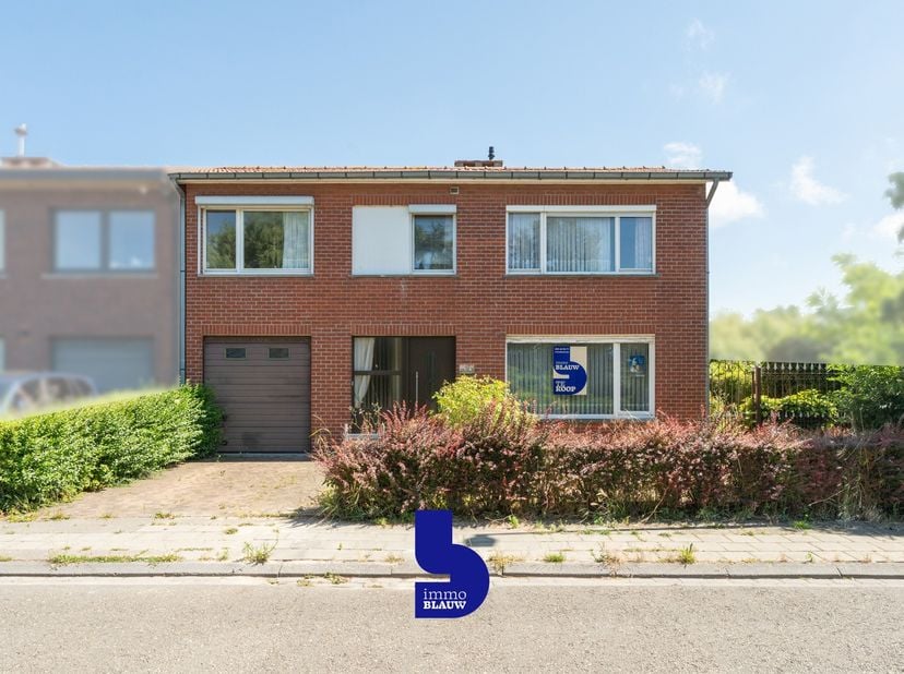 Bent u op zoek naar een ruime gezinswoning met een prachtige, zonnige tuin en tal van mogelijkheden? Dan is deze halfopen bebouwing in het gegeerde St