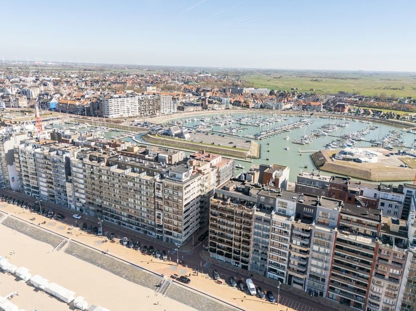 Gelegen op de zevende verdieping van de residentie ‘Westerly’ in Blankenberge, bevindt zich dit lichtrijke appartement met fenomenale zichten op zowel