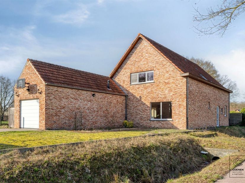 Deze verzorgde en instapklare woning bevindt zich in een landelijke omgeving, waar u dagelijks kan genieten van groen en open ruimte. Bij het betreden