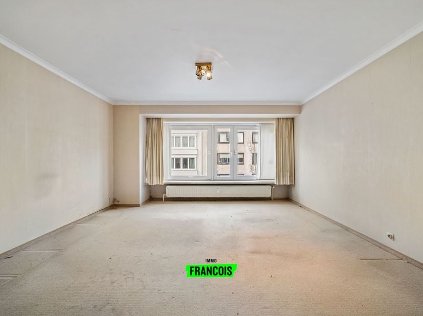 Bien que cet appartement d'une chambre spacieux ait besoin d'un rafraîchissement en profondeur, il présente de nombreux atouts.<br />
Vous trouverez d