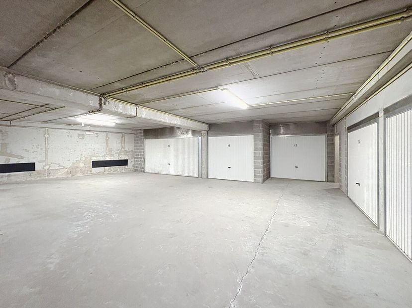 In een verzorgde residentie, gelegen in de Sint-Idesbaldusstraat, bieden wij deze ruime dubbele garagebox te koop aan.<br />
De garage bevindt zich op