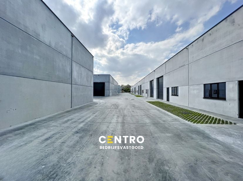 Benaderende bruto-AFMETINGEN:&amp;nbsp;<br />
265m² - b: 12,00m x&amp;nbsp; d: 22,08m<br />
Inclusief 2 private parkeerplaatsen!<br />
<br />
AFWERKING: <br /