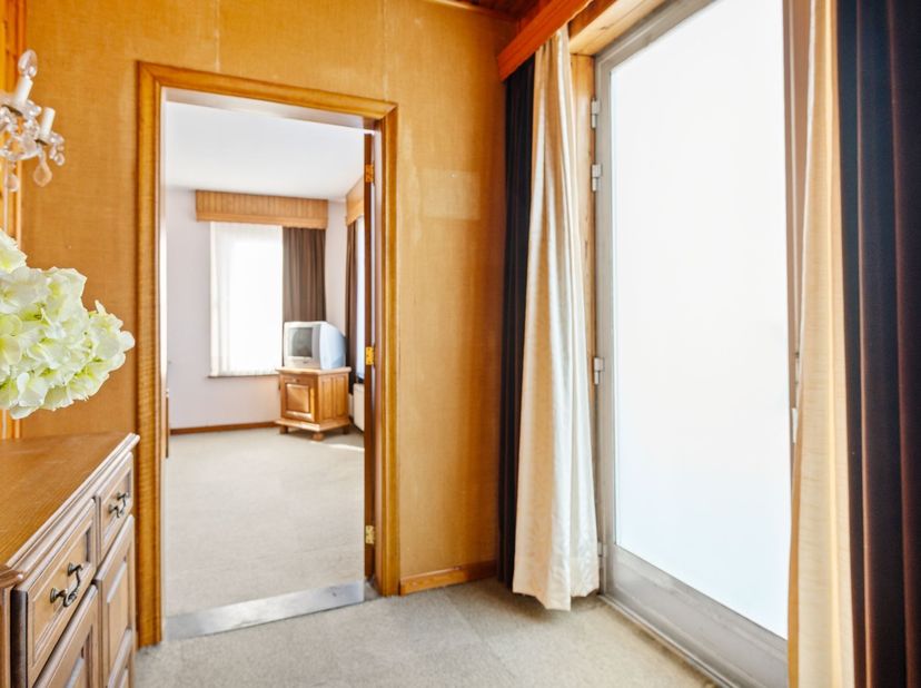 Omschrijving:<br />
Gelijkvloers:<br />
Via de inkomhal betreden we de woning, die toegang biedt tot de lichtrijke leefruimte. Deze bestaat uit een
