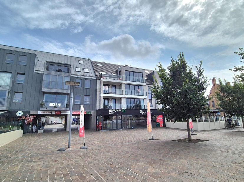 Op een toplocatie aan de kaai in Nieuwpoort bevindt zich dit lichtrijke en uitstekend onderhouden appartement van 84 m², gebouwd in 2020. Dankzij de g