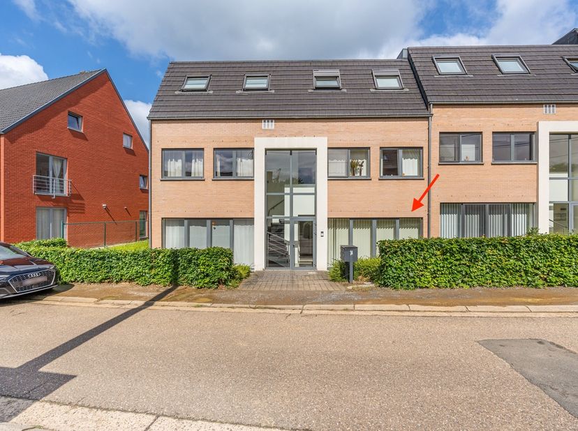 In het centrum van&amp;nbsp;Linden&amp;nbsp;vinden we dit&amp;nbsp;goed onderhouden appartement met twee slaapkamers, een&amp;nbsp;ondergrondse autostaanplaats&amp;nbsp;e