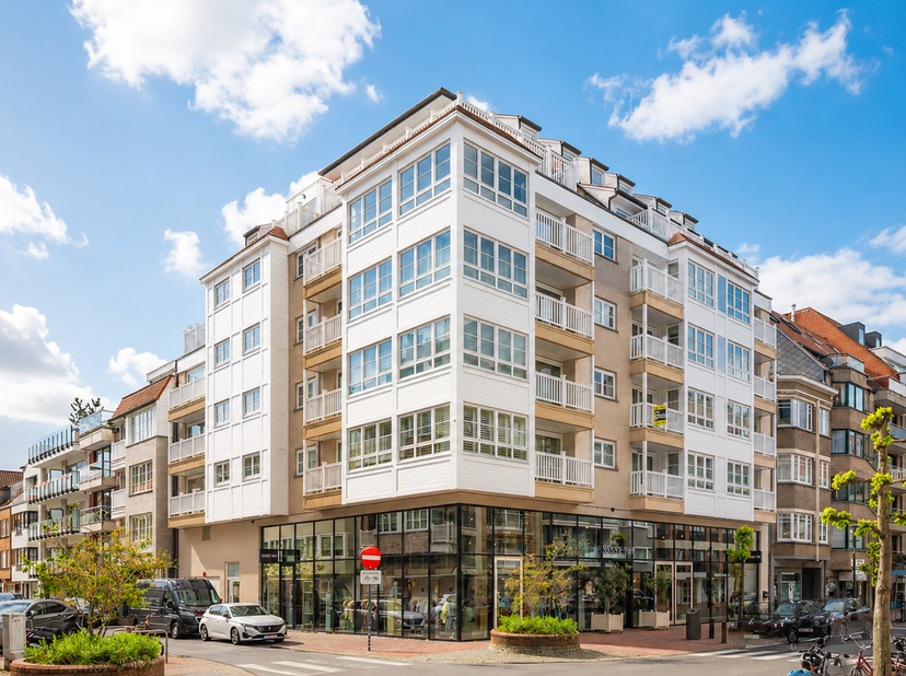 Ligging<br />
Gelegen in de Duinviooltjesstraat aan de Dumortierlaan te Knokke. Een makkelijke verbinding met het openbaar vervoer en op wandelafstand