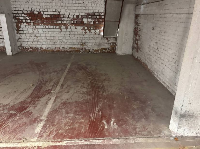 De staanplaats (nr. 14) is ondergronds gelegen onder de residentie "Marina Beach", Zeedijk 34 te Middelkerke. De ondergrondse garage is te bereiken vi