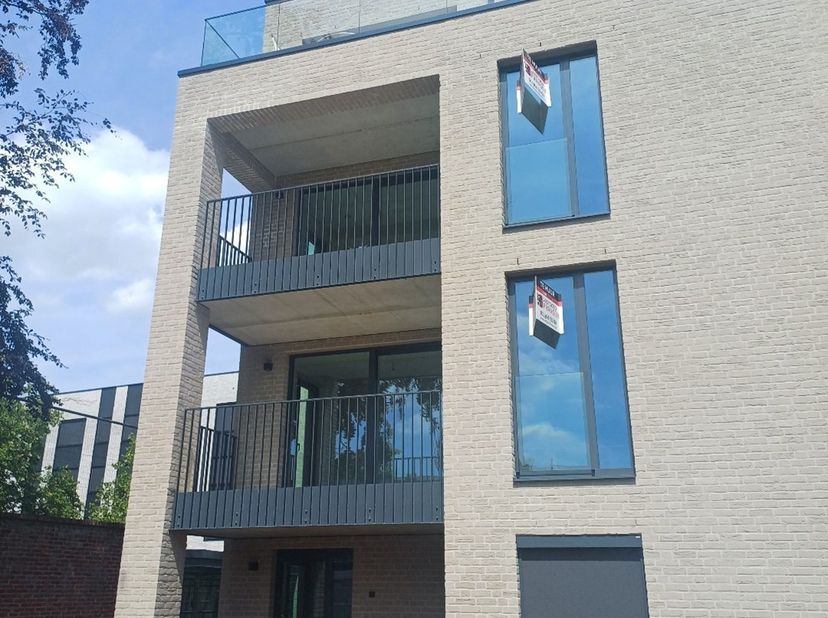Energie-neutraal instap klaar nieuwbouwappartement in Neerpelt centrum kortbij school, trein, horeca, winkels, .... Het appartement bestaat uit een in