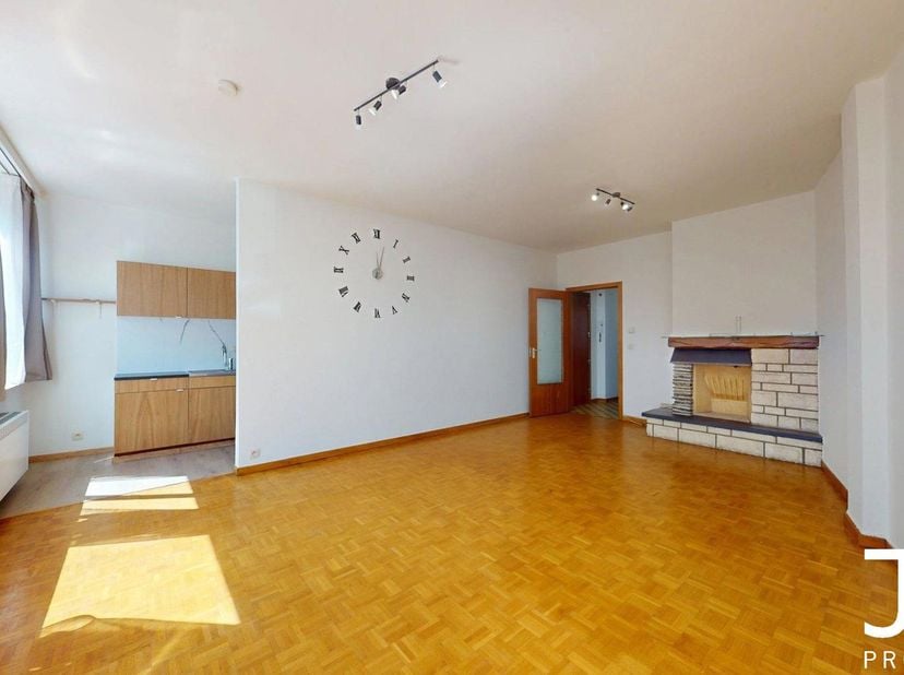 Ideaal gelegen nabij alle voorzieningen en het Heembeekpark, appartement met 1 slaapkamer van 65 m² op de 1ste verdieping van een gebouw met lift.<br