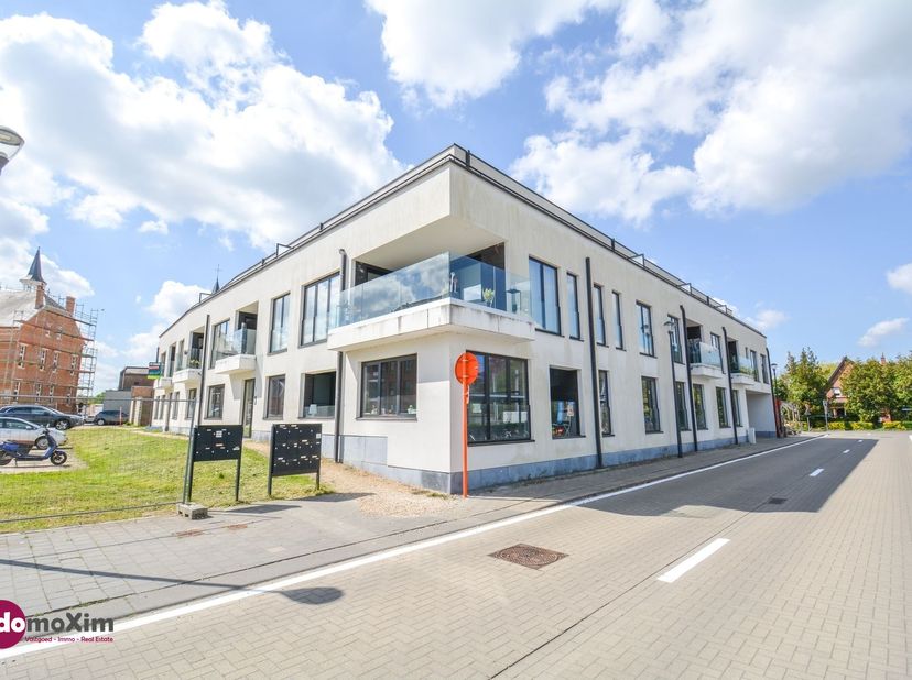 Lichtrijk appartement met 2 slaapkamers en groot terras in hartje Boortmeerbeek<br />
<br />
Ben je op zoek naar een instapklaar appartement met een
