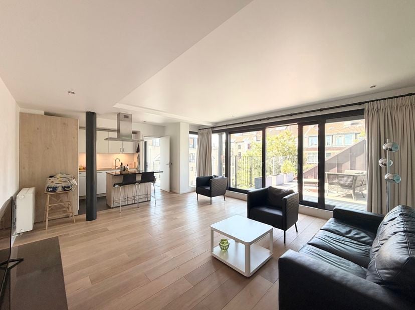SCHAERBEEK, ideaal gelegen vlakbij het Jubelpark, in een rustige en aangename straat, prachtig GEMEUBILEERD APPARTEMENT (2 slaapkamers/2 badkamers) va
