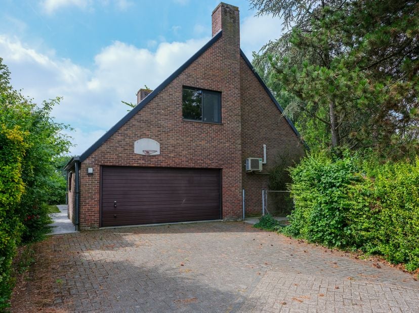 GUNSTIG GELEGEN VILLA -<br />
Instapklare villa, met mooie tuin, ingedeeld als volgt:<br />
- op het gelijkvloers: inkom, vestiaire, WC, garage, bergi