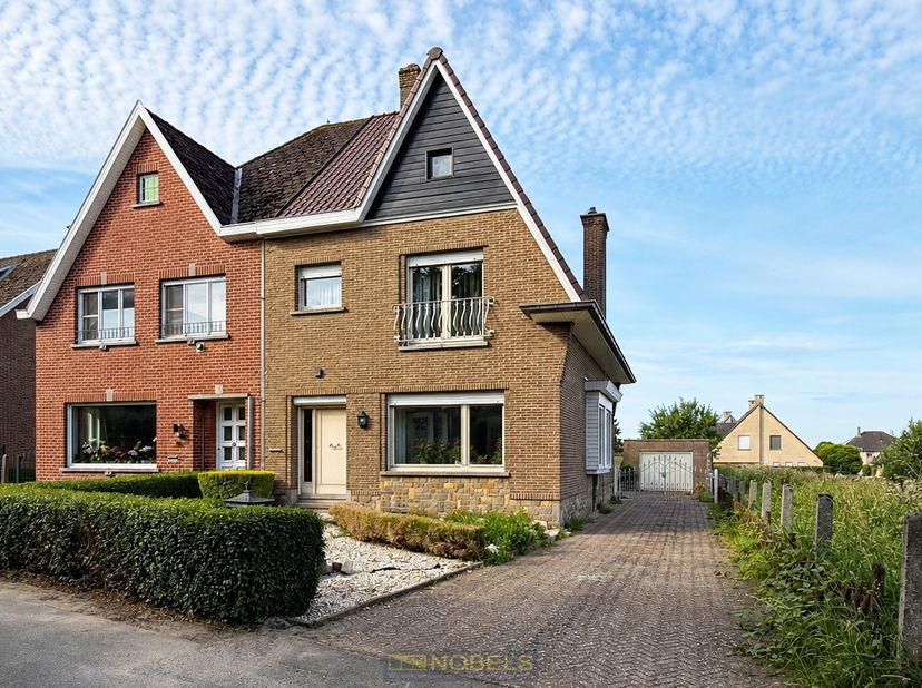 RUIME HALFOPEN BEBOUWING (222M² BEWOONBAAR) met UITBREIDINGSMOGELIJKHEDEN op een uitstekende ligging in ZOTTEGEM. Gelegen in een VERKEERSLUWE WOONOMGE