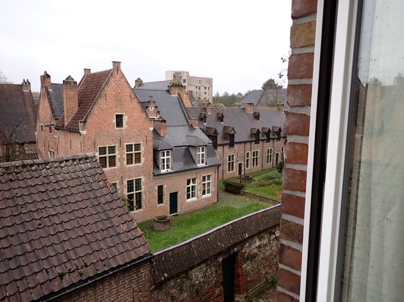 RUIME STUDIO aan  het GROOT-BEGIJNHOF<br />
RUIME studio gelegen in straat met alleen plaatselijk verkeer. Zeer rustig met zicht op Groot-Begijnhof op