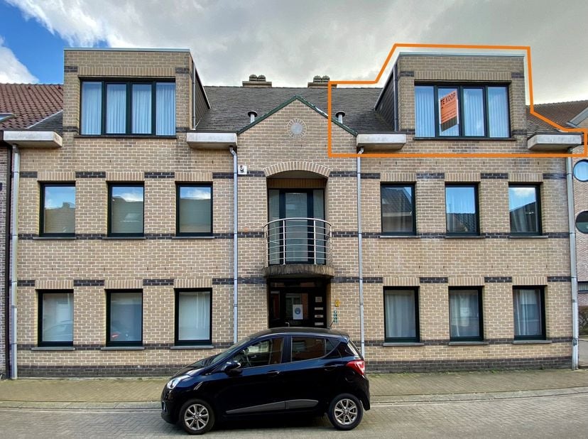 Dit gezellige duplexappartement is gelegen op de tweede en tevens bovenste verdieping van een kleinschalige residentie met slechts zes appartementen,