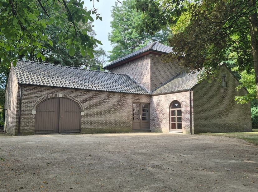 Verscholen in een prachtige, groene en residentiële omgeving vindt u deze stijlvolle alleenstaande villa, een uitzonderlijke eigendom waar ruimte, rus