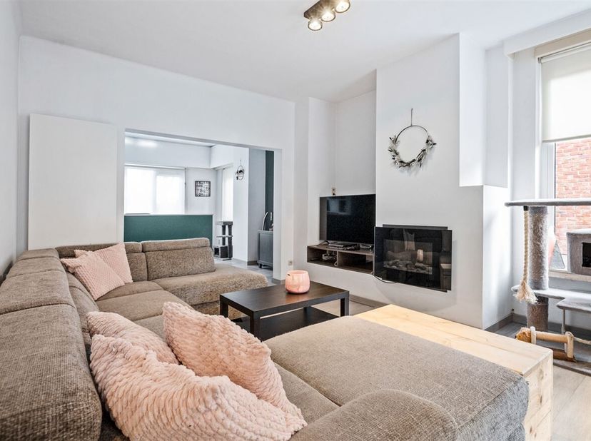 Gezinswoning met 3 slaapkamers, garage en tuin<br />
Omschrijving<br />
Gelijkvloers<br />
Via de inkomhal met gastentoilet betreed je de leefruimte,