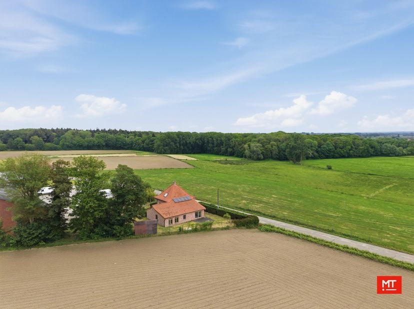 Op een landelijke locatie, vlakbij belangrijke verbindingswegen (Menenstraat) en de A19 Ieper-Kortrijk, bevindt zich deze verder af te werken alleenst