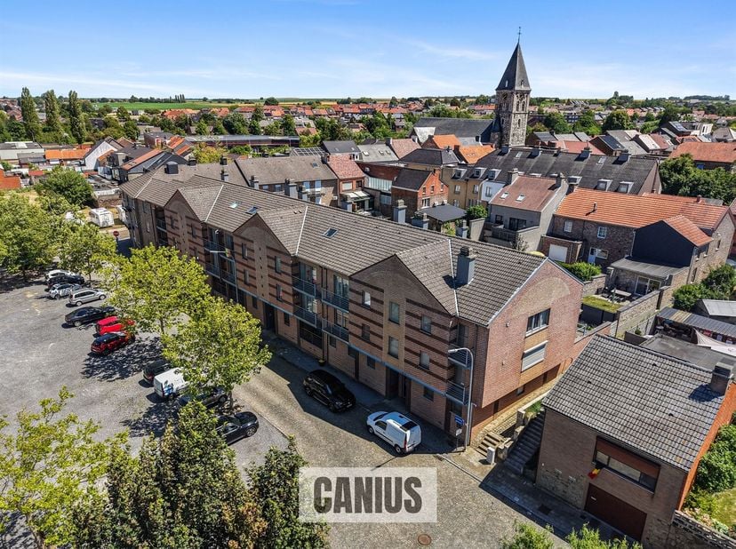 STIJLVOL GELIJKVLOERS APPARTEMENT MET DRIE SLAAPKAMERS<br />
Dit ruime gelijkvloers appartement te koop in Landen is gelegen aan het Bronplein, op ee