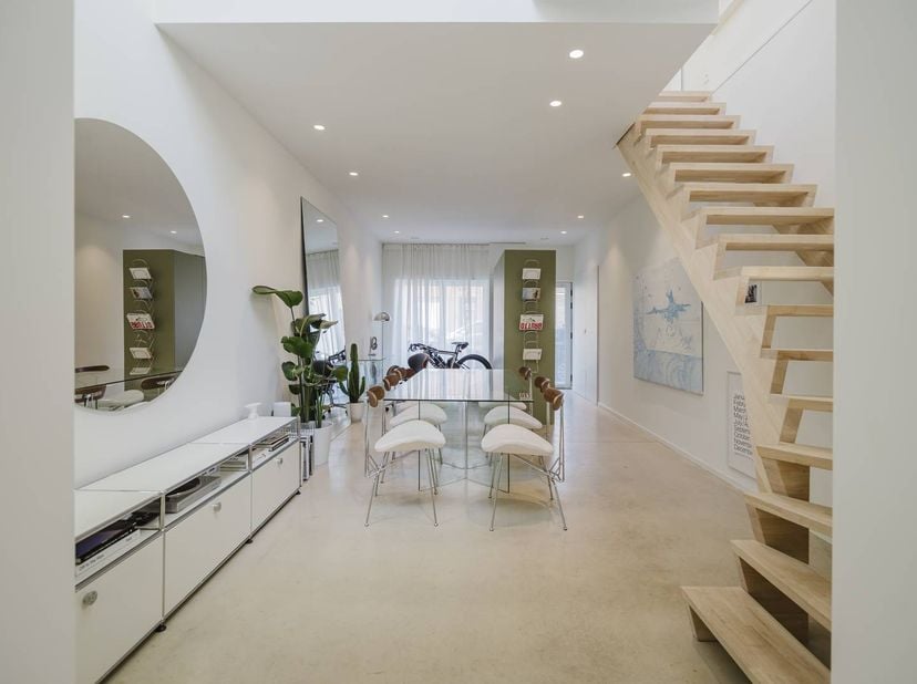 Instapklare en stijlvol gerenoveerde (2024) stadswoning op topligging in Gent, met een bewoonbare oppervlakte van 126 m². Deze lichtrijke woning combi