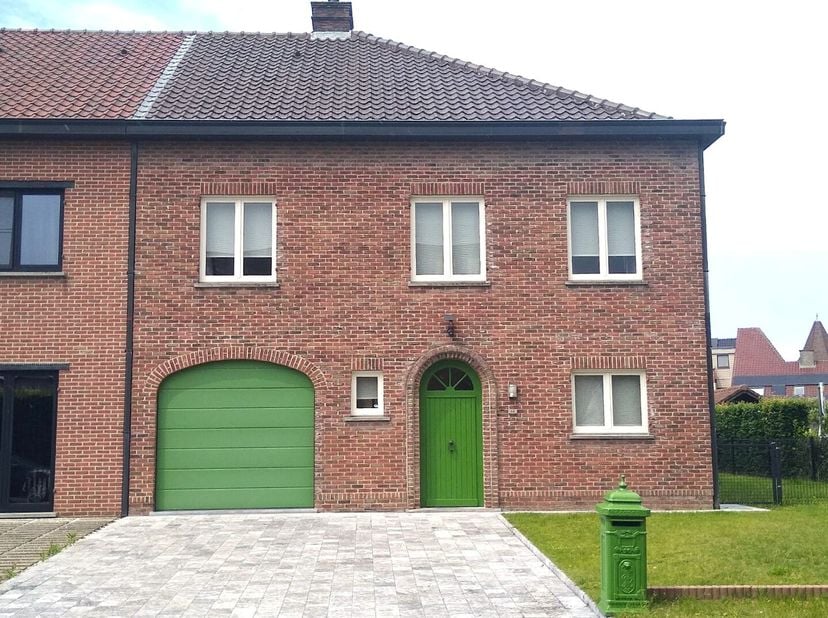 In een rustige en aangename verkaveling te Hofstade (Aalst) bevindt zich deze ruime en uitstekend onderhouden halfopen bebouwing, voorzien van alle he