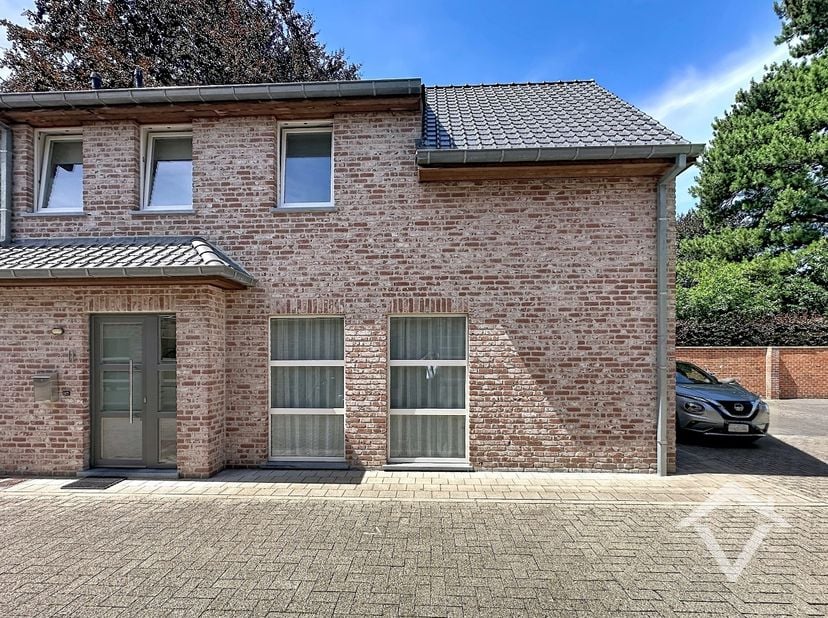 Deze halfopen woning, bestaat uit: inkomhal, toilet met lavabo, zonnige living, ingerichte keuken, terras in blauwsteen, berging, wasplaats, 3 slaapka