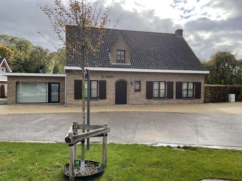 Ruime alleenstaande woning met 5 slaapkamers en bureelruimte/praktijkruimte, zuid gerichte tuin, gelegen in centrum Houthulst, aan de rand van het bos