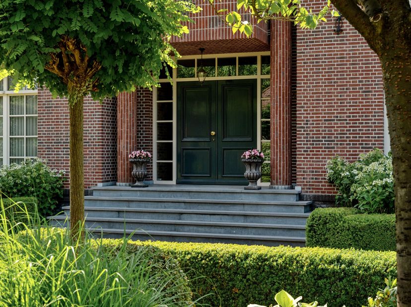 Deze indrukwekkende villa verwelkomt u met een sfeer van klasse en rust, prachtig gesitueerd op een perceel van maar liefst 3.241 m². Te midden van ee
