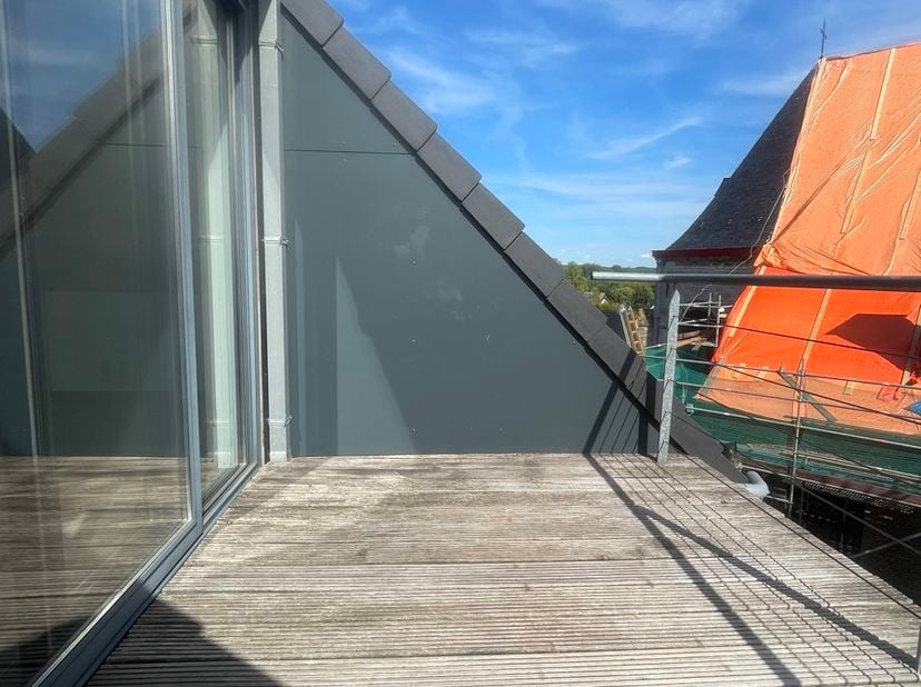 Dit energiezuinig en instapklaar appartement bevindt zich in een verzorgd gebouw met lift en onderscheidt zich door de unieke open buitengang. De lift
