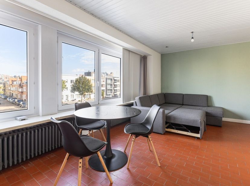 Blankenberge: Verhuurd appartement met 2 slaapkamers, terras en garage (inclusief) te koop in het centrum. Op de 2e verdieping van deze kleinschalige
