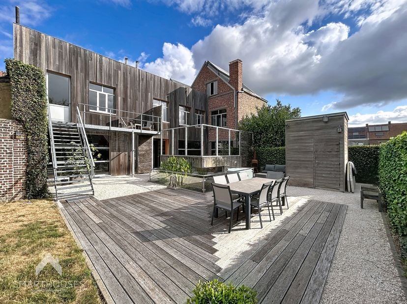 Exclusieve woning bestaande uit een loft woning en polyvalente ruimte op het gelijkvloers die momenteel ingericht is als wellness. De woning is toegan