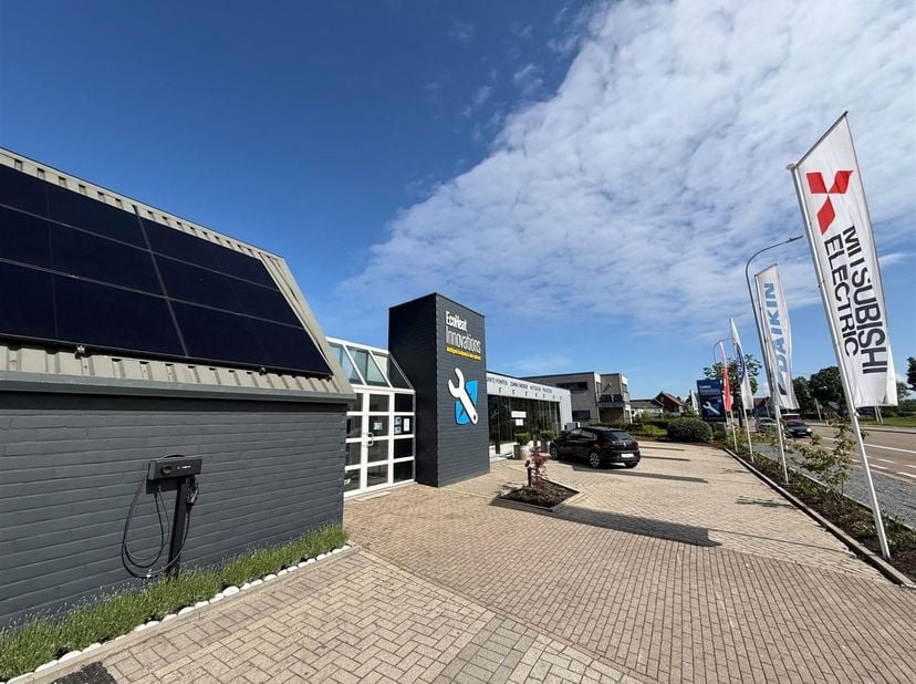 COMMERCIËLE RUIMTE MET DIVERSE MOGELIJKHEDEN OP EEN UITSTEKENDE LOCATIE IN MAASEIK.<br />
<br />
TROEVEN:<br />
+ Uitstekende zichtlocatie langs de