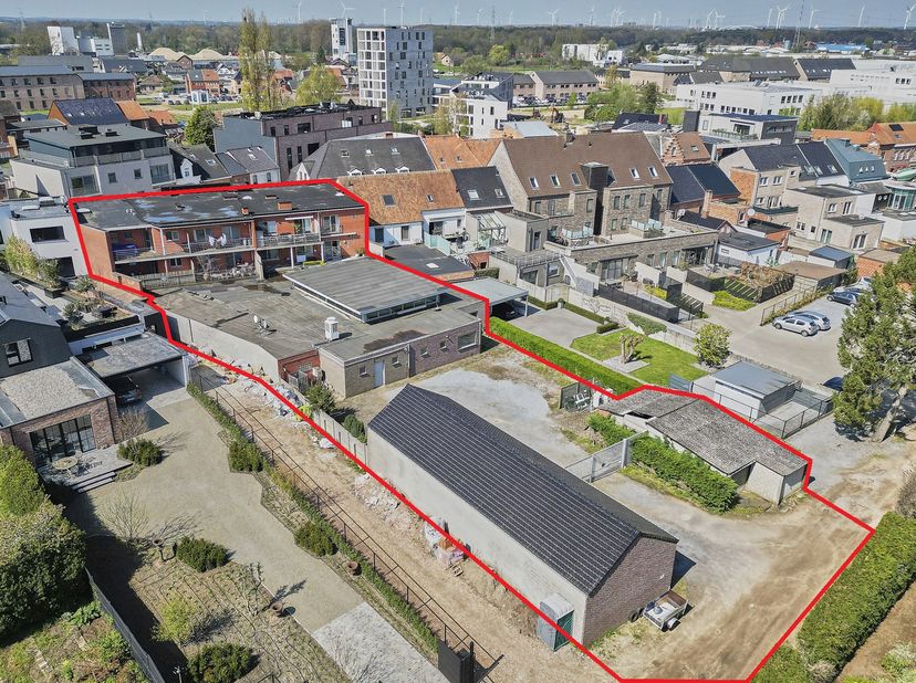 In het centrum van Beringen bieden wij dit goed onderhouden appartementsblok met 6 wooneenheden en een handelsgelijkvloers aan. Het gebouw is uitsteke