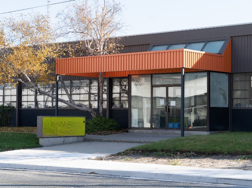 BERINGEN (Sale and Lease-Back): Loods / Showroom / Kantoren (#1X+6_BRBA_LIM)<br />
• Oppervlakte: 16.625m²<br />
• Bedrijfshallen: 4.831m²<br />
• Ret