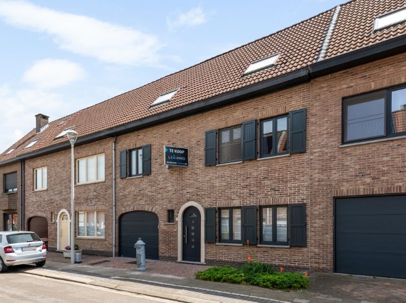 Uiterst gunstig gelegen woning in een zeer rustige en kindvriendelijke woonomgeving!&amp;nbsp; Dit huis bevindt zich in een aangename woonwijk, ideaal voo
