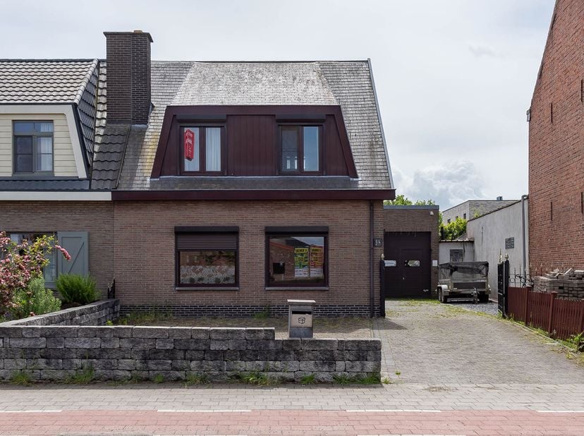 WONING MET TUIN EN RUIME OPSLAGPLAATS -<br />
Deze woning biedt op het gelijkvloers een inkomhal met ingemaakte vestiaire, een ruime woonkamer, ingeri