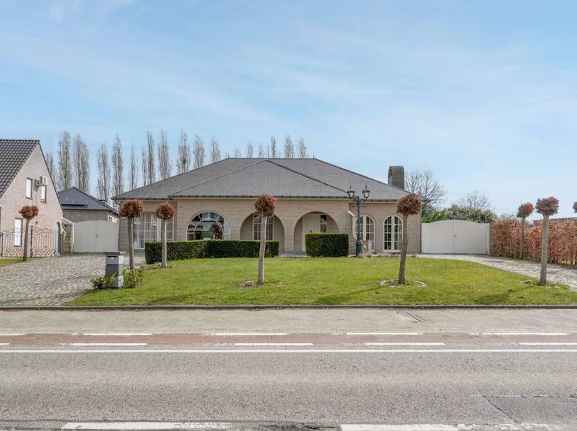 Deze villa ligt op de Borgwormsesteenweg, op een tiental minuten van het centrum van Sint-Truiden en een tiental minuten van de E40. De woning werd in