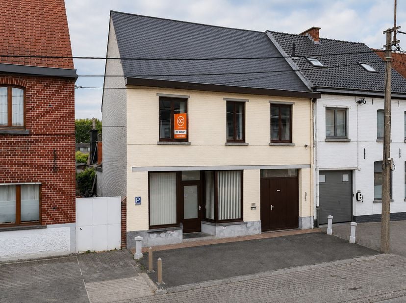 Deze woning biedt vooral veel mogelijkheden voor een gezin. Op het gelijkvloers bevinden zich verschillende leefruimtes, de keuken, badkamer en garage