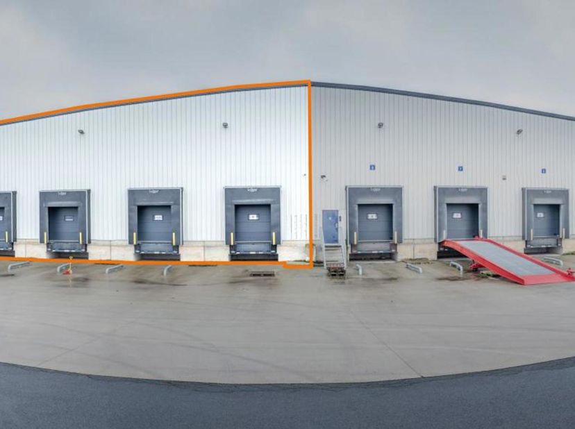 6.875m&amp;sup2; magazijn voorzien van 5 los- en laadkades en 1 gelijkvloerse poort met mogelijkheid tot extra buitenopslag van 2.400m&amp;sup2; te huur in de