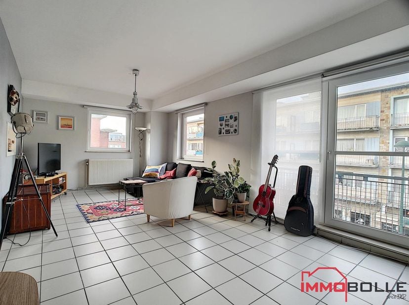 Rue Louis Marcx, op een steenworp afstand van metrostation Hankar en alle faciliteiten, mooi hoekappartement van +/- 112m² (volgens EPC) gelegen op de