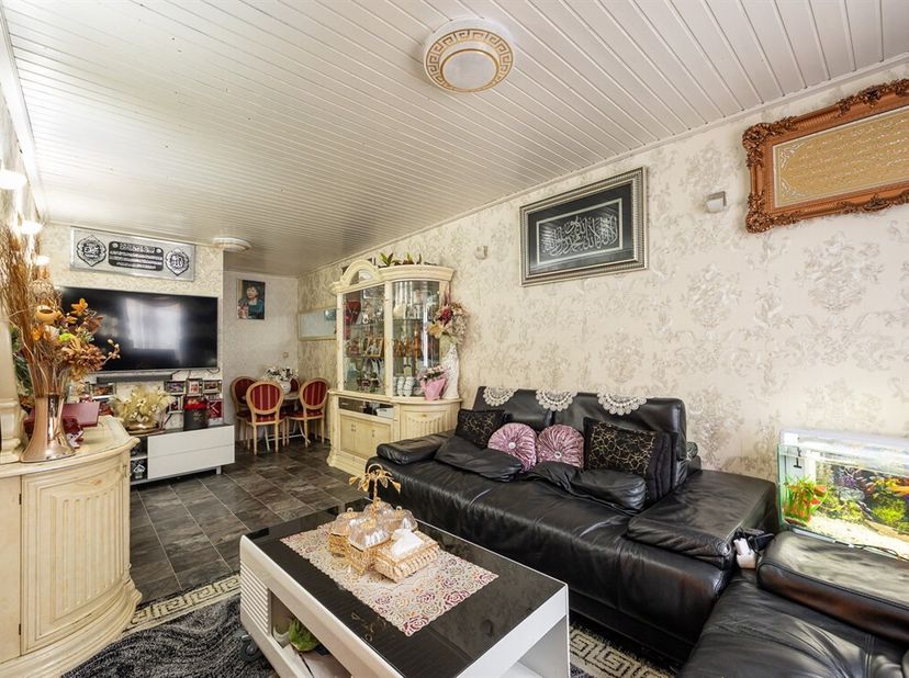 Deze woning, gelegen in de Veldstraat te 2060 Antwerpen, bevindt zich in een opkomende buurt vlak bij het Stuivenbergplein.<br />
Met een bebouwde opp